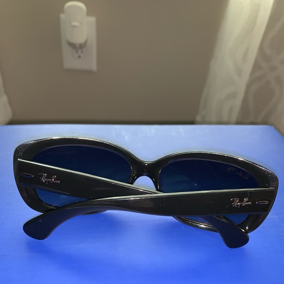 *SOLD*. Ladies Ray-Ban Sunglasses and Case - Picture 3 of 8